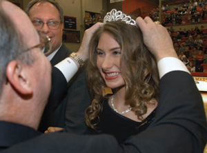 President Dockery crowns Senior Laura Lee Moore, public relations major, Homecoming Queen at the basketball games during Homecoming 2004. - photo by Jim Veneman