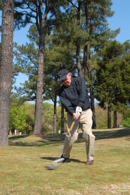Breakfast speaker John Dancy, former NBC senior correspondent and 1959 Union graduate, tees off during
Union's first Roy L. White Golf & Gala golf tournament.