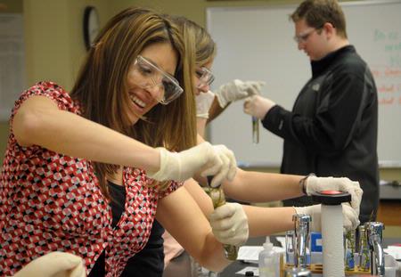 Students work on a biology experiment in lab. 