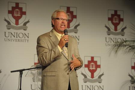 Dennis Swanberg keeps guests laughing at the West Tennessee Pastors Appreciation Banquet.