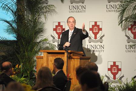 President David S. Dockery introduces Rich Lowry, editor of National Review, as speaker for Union Forum.