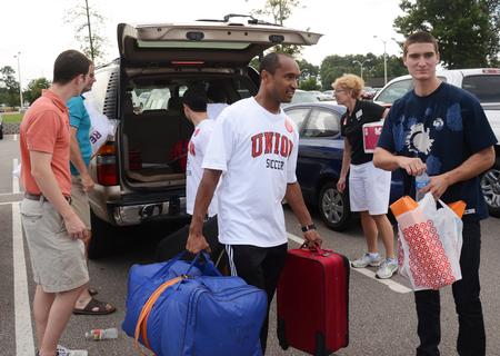 William Murray, senior engineering major, helps Casey Withers, freshman engineering major, move into his dorm in Heritage Complex during New Student Move-in.