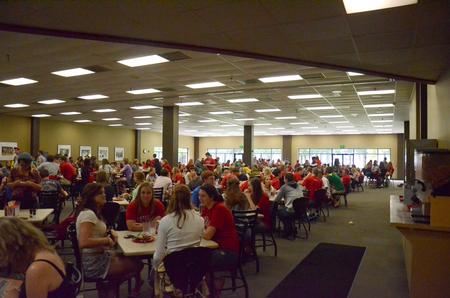 New students sit down in the Brewer Dining Hall to enjoy a meal during Focus week. 