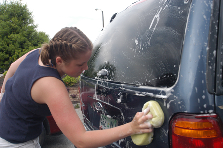Freshman Karie Thomas works at the SGA car wash to demonstrate servant leadership to the campus. 