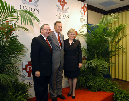 Union President David S. Dockery, former President George H.W. Bush and Union First Lady Lanese Dockery pose for a photograph prior to the Scholarship Banquet.