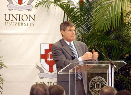 Fox News analyst Morton Kondracke spoke to a record Union Forum crowd of 400 on campus April 4.