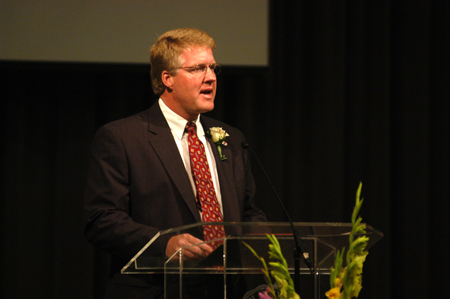 Dean of the School of Nursing Tim Smith encourages the nursing class of 2005 during nursing dedication service.