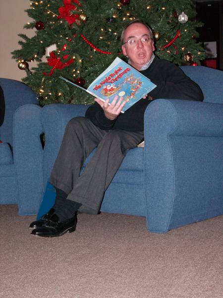 President Dockery read the Christmas story to students in the McAfee Commons.