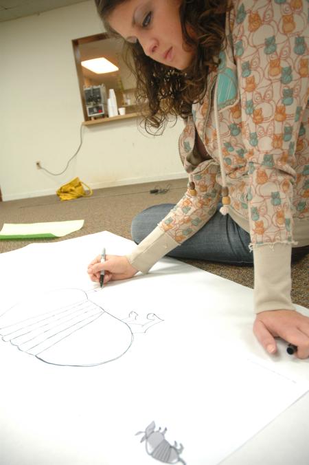 Sophomore Mallory Carter draws an armadillo during Day of Remembrance for this year's J-Crib Ministry banquet. 