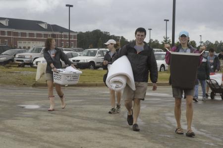 Ellen Key, Tiffany Fredericks, Scott McSwain and Lydia Bond help freshmen move into the new residence complex.