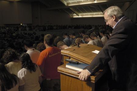 President Dockery leads a prayer for the incoming class as families and the Union community surround them during the Focus evening worship service.