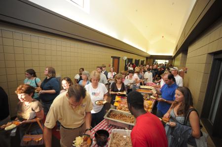 New students and their families enjoyed a picnic meal in the hallway of the student union building after an active day of moving.