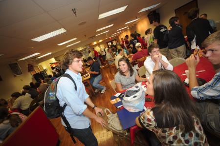 Senior Focus leader Matt Elia welcomes new students in the Lex after a long day of moving.