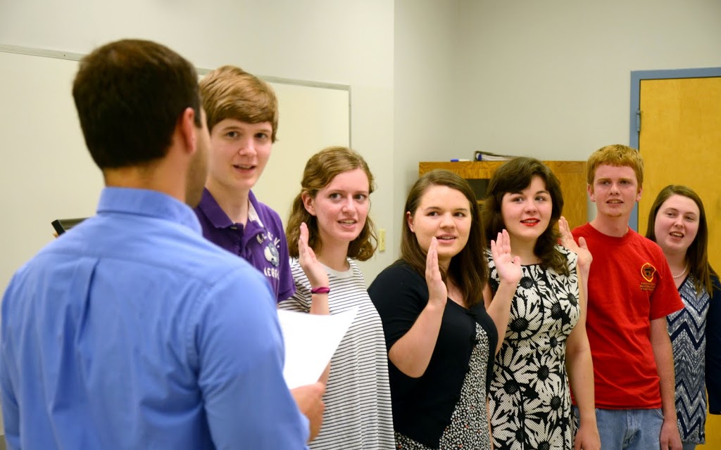 Vice President Allen Bradley (left, back to camera) leads new members in the Phi Alpha Theta initiation oath at the Delta-Psi chapter's fall meeting on September 14, 2015. New inductees are (left to right, facing the camera) Thomas Gray, Beth Adams, Jordan Sellers, Priscilla Porter, Gideon Ragland, and Kathryn Mitchell. Photo by Elizabeth Wilson