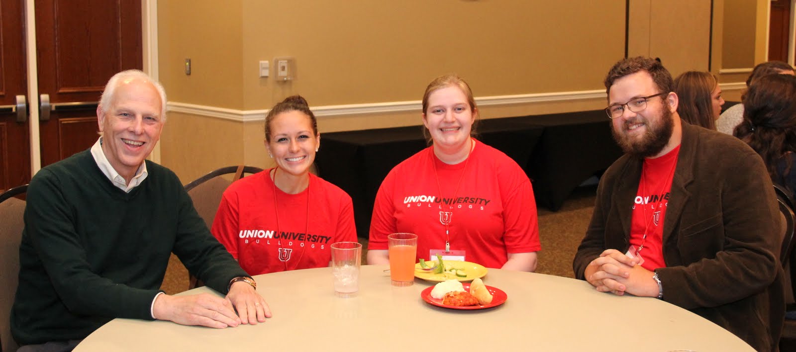 Dr. Stephen Carls (left) shares a table with new history majors at Union's New Student Dinner on August 20, 2016. The students are (left to right) Katie Allison, Susannah Murphine, and Christopher Hearn.
