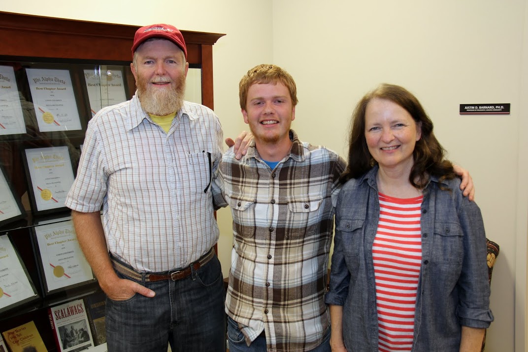 Gideon Ragland (center) stands with his parents in the Jones Suite before leaving on the history department's community service project at the Salem Cemetery Civil War Battlefield on November 1, 2016.
