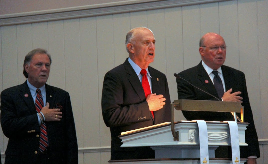 Retired US Marine Lieutenant General John Castellaw leads attendees at the World War I commemoration ceremony in the Pledge of Allegiance at First Presbyterian Church on November 4, 2016. Others in the photo are Madison County Mayor Jimmy Harris (left) and Tennessee Great War Commissioner Andy Pouncey (right).