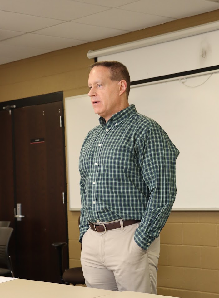 Dr. Henry Allen, the Rutledge Honorary History Club's faculty advisor, provides some general information about the club at its fall semester plenary meeting on November 14, 2022.
