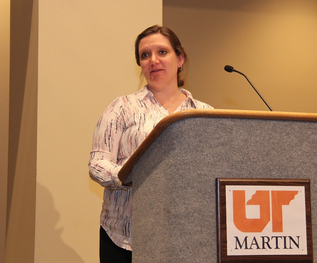 Dr. Margaret Lewis, the 2017 Tennessee Phi Alpha Theta conference coordinator, announces a paper prize winner during the conference luncheon on April 1, 2017.