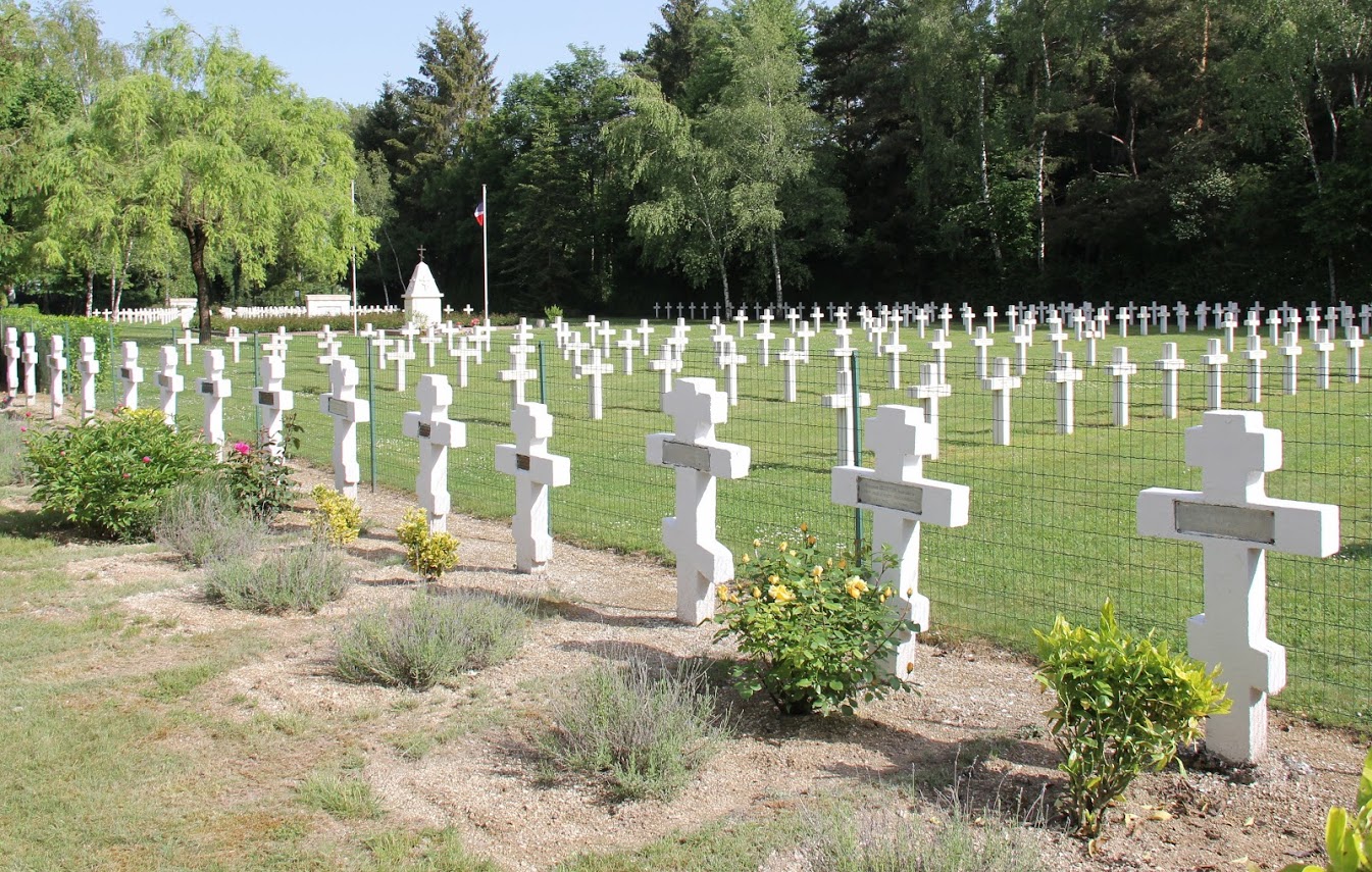 The Russian military cemetery at Saint-Hilaire-Le-Grand in France contains the remains of 915 Russian soldiers who were killed on the Western Front in World War I. There is also a Russian Orthodox chapel there. The UU-UTM travel group stopped at the cemetery on May 26, 2018.