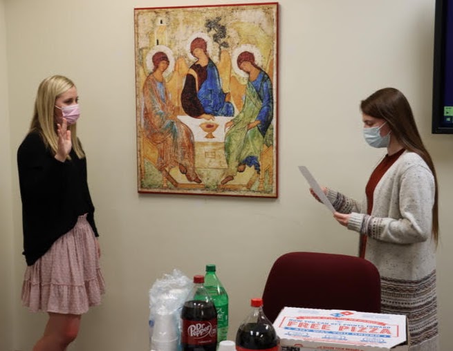 President Davina Norris (right) inducts Sara Beth McGee into the Rutledge Honorary History Club on April 16, 2021.
