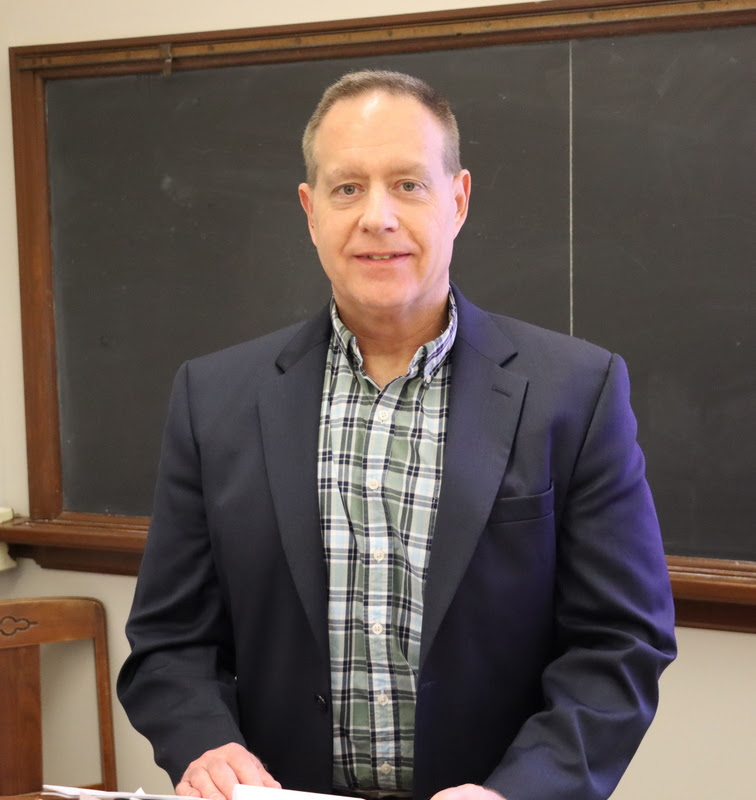 Dr. Henry Allen prepares to make introductions as a panel chair at the Kentucky Phi Alpha Theta Regional conference on April 15, 2023.