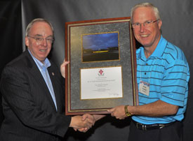 Union University President David S. Dockery presents the M.E. Dodd Denominational Service Award to Bruce Chesser, senior pastor of Hendersonville First Baptist Church, who received the award on behalf of the congregation. (Photo by Morris Abernathy)