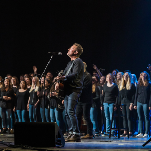 Chris Tomlin sings “Is He Worthy?” with some help from the Union University Singers during Union’s 22nd annual Scholarship Banquet Oct. 15. (Photo by Kristi Woody)