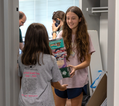 Union freshman Abigail Hanson, of Bedford, Texas, works on moving into her campus apartment on Aug. 14. (Photo by Karley Hathcock)