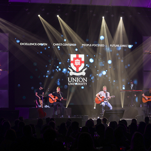 Jeremy Camp plays acoustic performance at 2021 Scholarship Banquet.