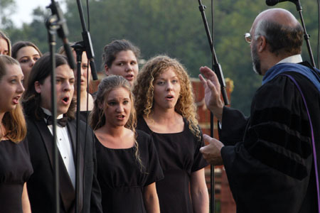 Dr. Richard Joiner leads the University Singers at Spring Graduation 2003. - Photo by Jim Veneman