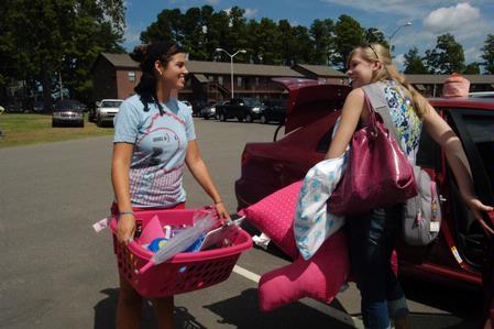 Ruth Minor, junior nursing major, helps Sarah Smith, freshman nursing major from Bartlett, Tenn., move her things from her car into her new room in the Heritage Complex. - Photo by Sarah Palmer Goff