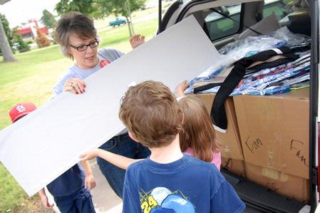 Dottie Myatt, professor of education, and her family helps unload an incoming freshman's car on move-in day. Many faculty, staff, and students came to help. - Photo by Kristi McMurry Woody