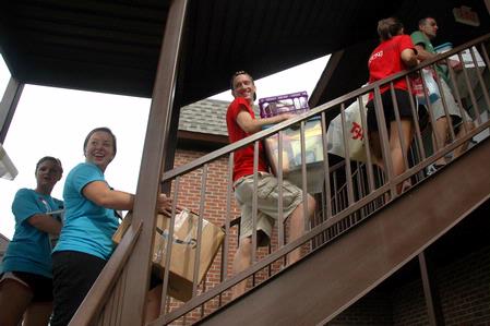 Student leaders help new students move into the Heritage Complex during freshman move-in. - Photo by Beth Spain