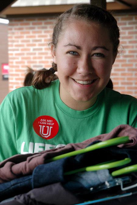 Sophomore Katherine Crutcher assists new students as they move into the Heritage Complex. - Photo by Beth Spain