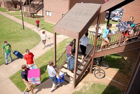 Faculty, staff, and upperclassmen come together to help incoming freshman get their things moved into their rooms on freshman move-in day. - Photo by Kristi McMurry Woody