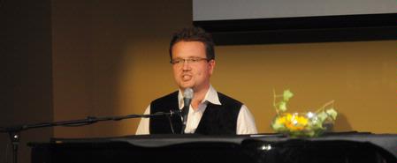Keith Getty entertains at Union's annual Faculty/Staff Dinner. - Photo by Morris Abernathy