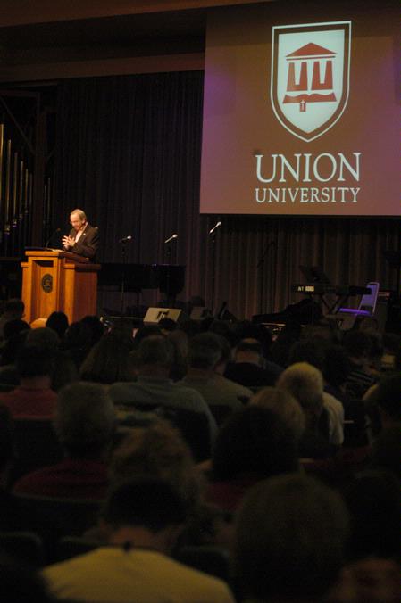 President Dockery opens the new student worship service with a prayer. - Photo by Sarah Palmer Goff
