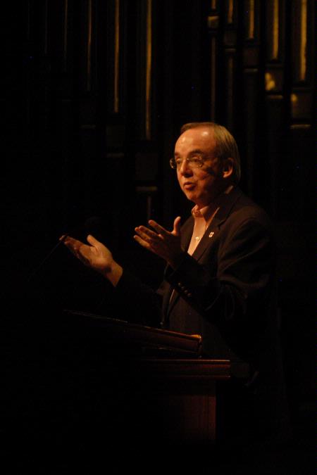 President Dockery closes the new student worship service during orientation. - Photo by Sarah Palmer Goff
