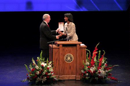 President Dockery thanks Former Secretary of State Condoleezza Rice for her keynote speech at the 2009 Scholarship Banquet. - Photo by Kristi McMurry Woody