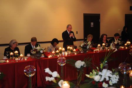 President Dockery leads in prayer at the lead sponsor's dinner at the 2009 Scholarship Banquet. - Photo by Morris Abernathy