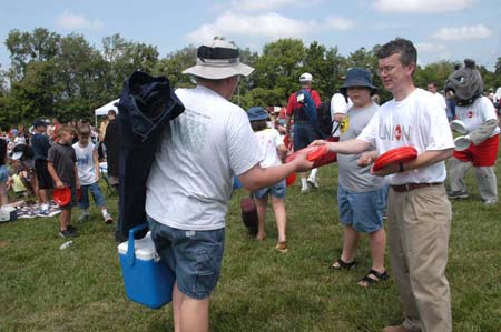 Director of Enrollment Services Robbie Graves hands out frisbees at a Jump 5 concert sponsored by Union in Franklin, Tenn. - Photo by Jim Veneman