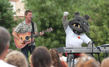 Buster hams it up with Steven Curtis Chapman during an adlib performance of "Live Out Loud" at a Brown Bag concert sponsored by Union in Franklin, Tenn. - Photo by Jim Veneman