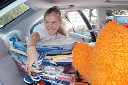 Crystal Kinser of Shelbyville, Ky. removes a large load of clothes as she moves into her new dorm room at Union on Saturday afternoon of FOCUS 2003. - Photo by Lindsay Stavish