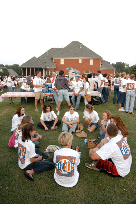 Freshmen gathered at President Dockery's house for an Ice Cream social during FOCUS 2003. - Photo by Justin Veneman
