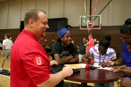 Ken Litscher, director of residence life, talks with incoming freshman, Aneice Lundsford (center), her brother Andrie Lundsford (left) and her mother Vickie Lundsford (right) from Elizabethtown, KY. - Photo by Deanna Santangelo