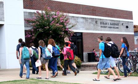 Students head into the Barefoot Student Union Building after class. - Photo by Deanna Santangelo