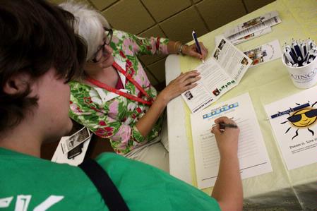Hannah Crossett, junior psychology major, talks to Cindy Mosher, Project Help representative, during GO week where students are able to talk to local organizations about how they can get involved. - Photo by Ebbie Davis