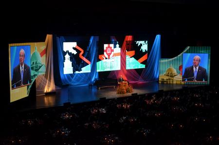David S. Dockery, president of the university, speaks at the end of the 2011 Scholarship Banquet at the Carl Perkins Civic Center.  - Photo by Anne Richoux