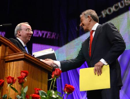 David S. Dockery, president of the university, thanks keynote speaker, Tony Blair, former British Prime Minister for speaking at the 14th annual Scholarship Banquet.  - Photo by Ebbie Davis